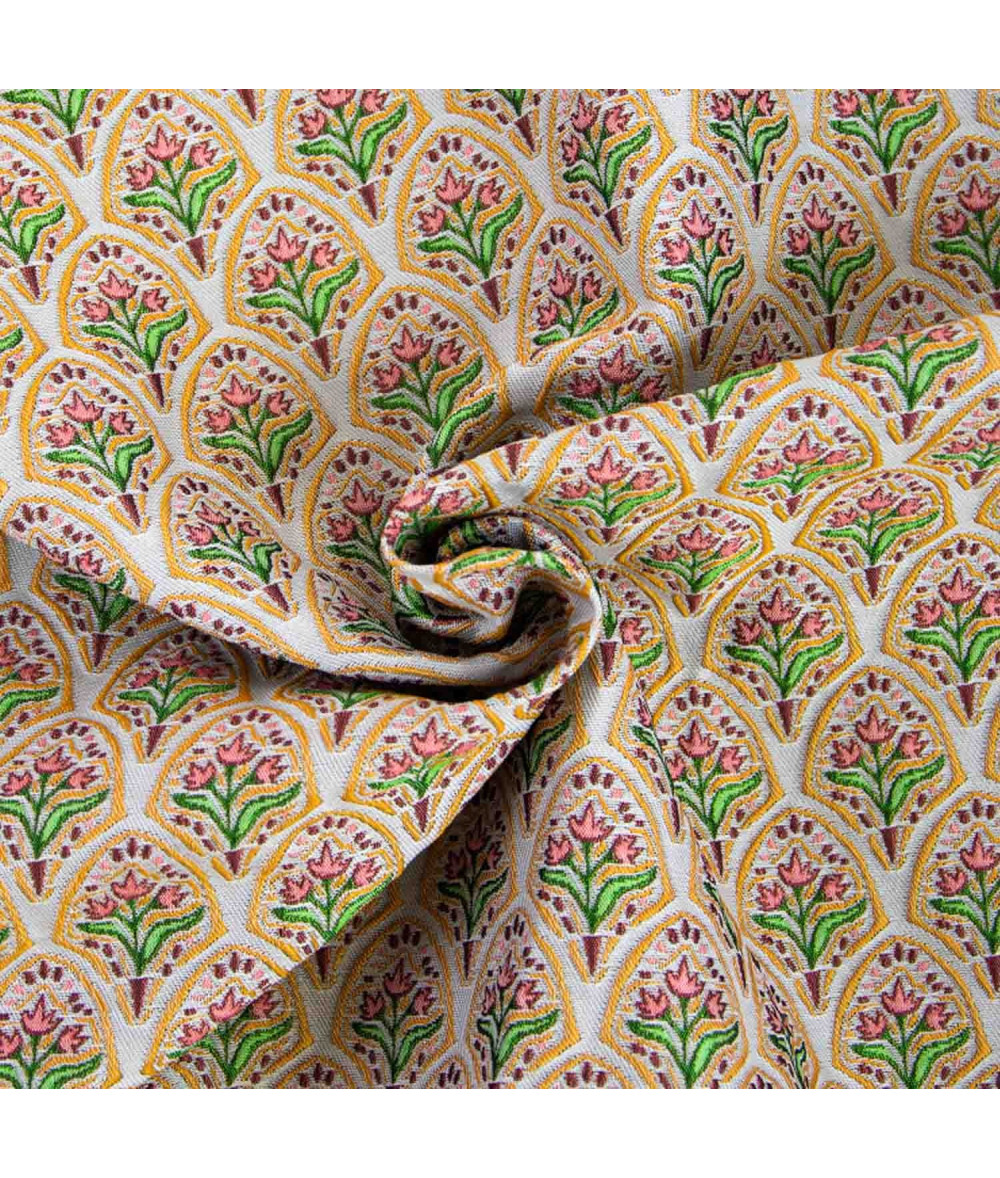 Tela Jacquard Brocada motivos Florales y toques dorados