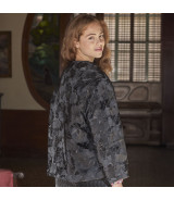 Tela con efecto piel de melocotón con estampado de hojas