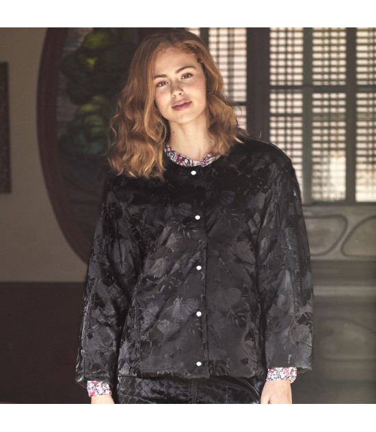 Tela con efecto piel de melocotón con estampado de hojas