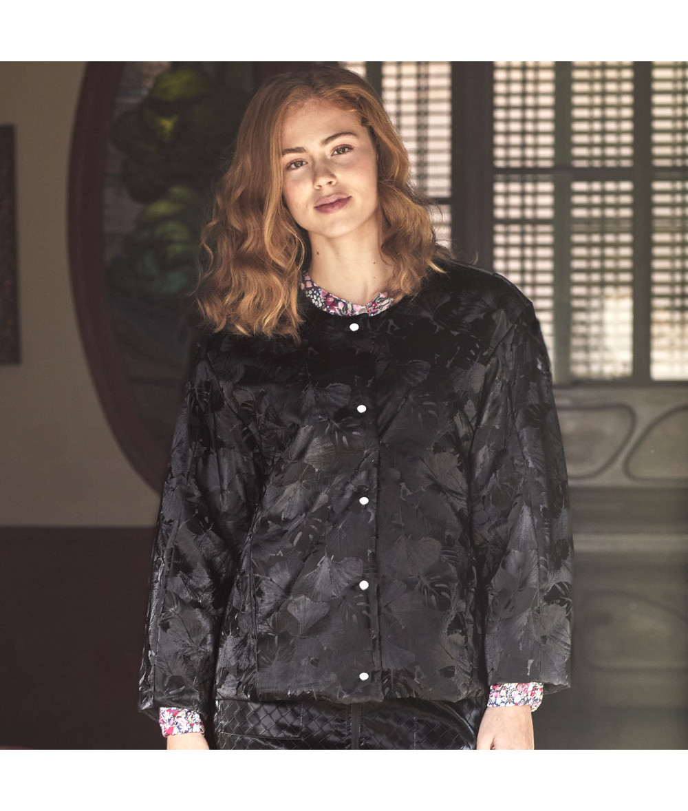 Tela con efecto piel de melocotón con estampado de hojas