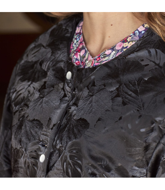 Tela con efecto piel de melocotón con estampado de hojas