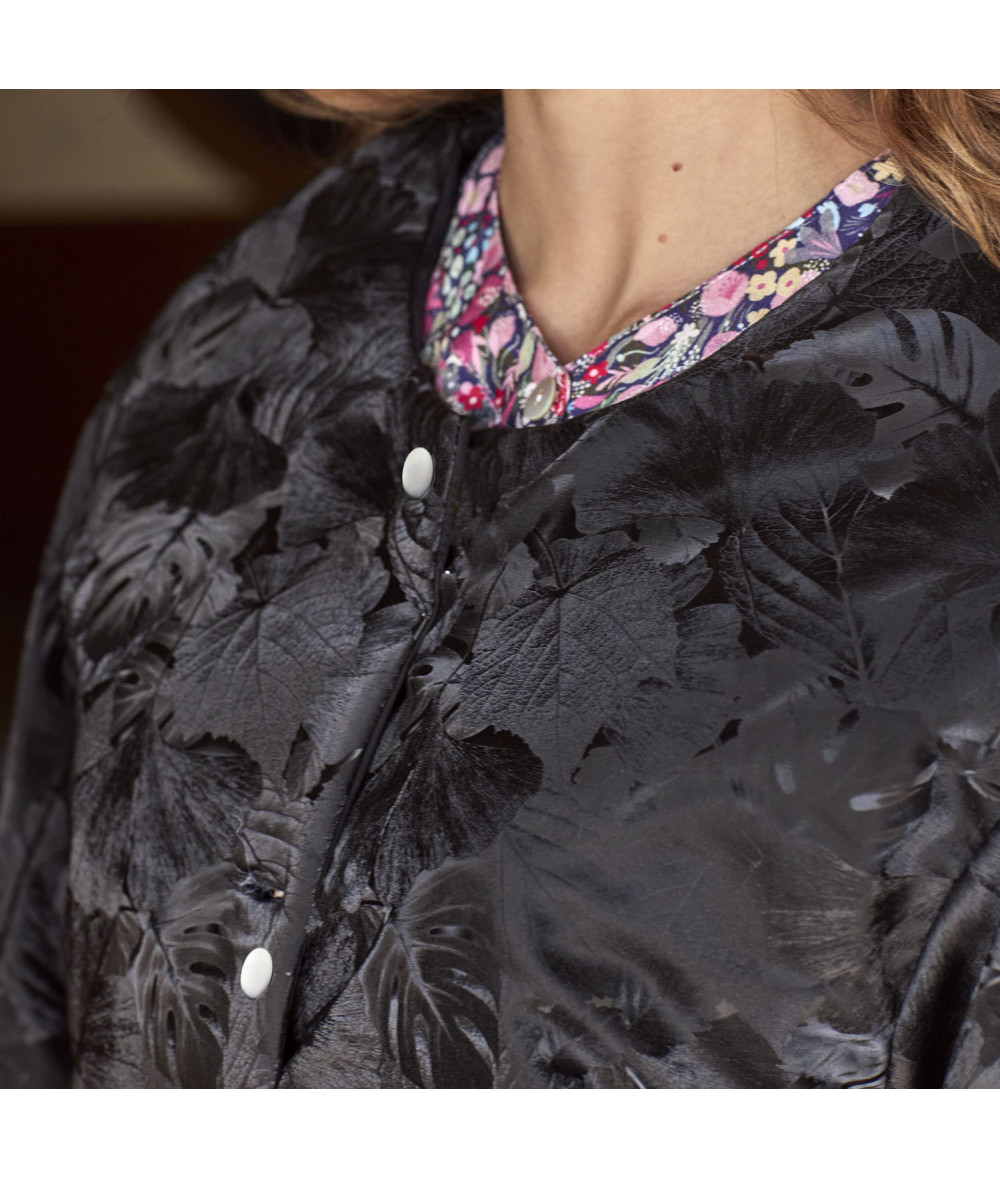 Tela con efecto piel de melocotón con estampado de hojas