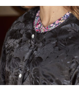 Tela con efecto piel de melocotón con estampado de hojas