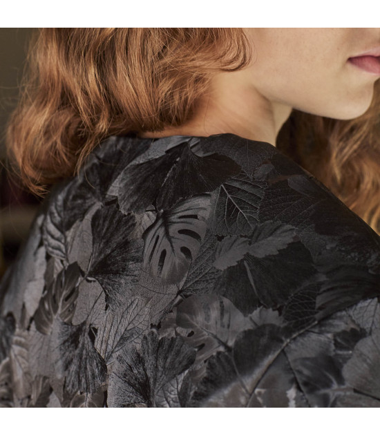 Tela con efecto piel de melocotón con estampado de hojas